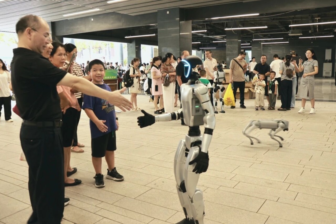 机器人迎新生。校方供图 机器人迎新生。校方供图