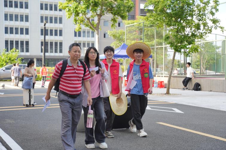 志愿者拿行李1 志愿者拿行李1