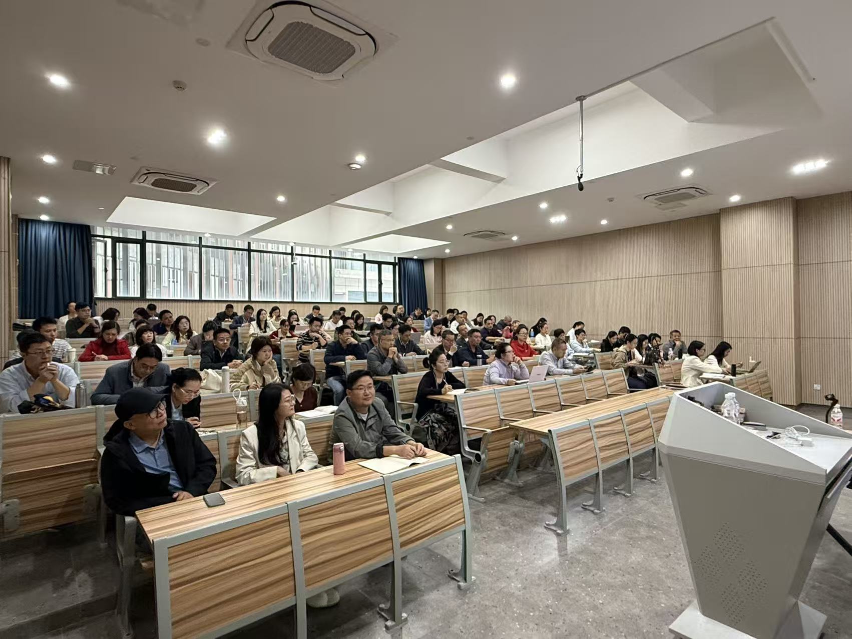 观众.jpg 观众.jpg