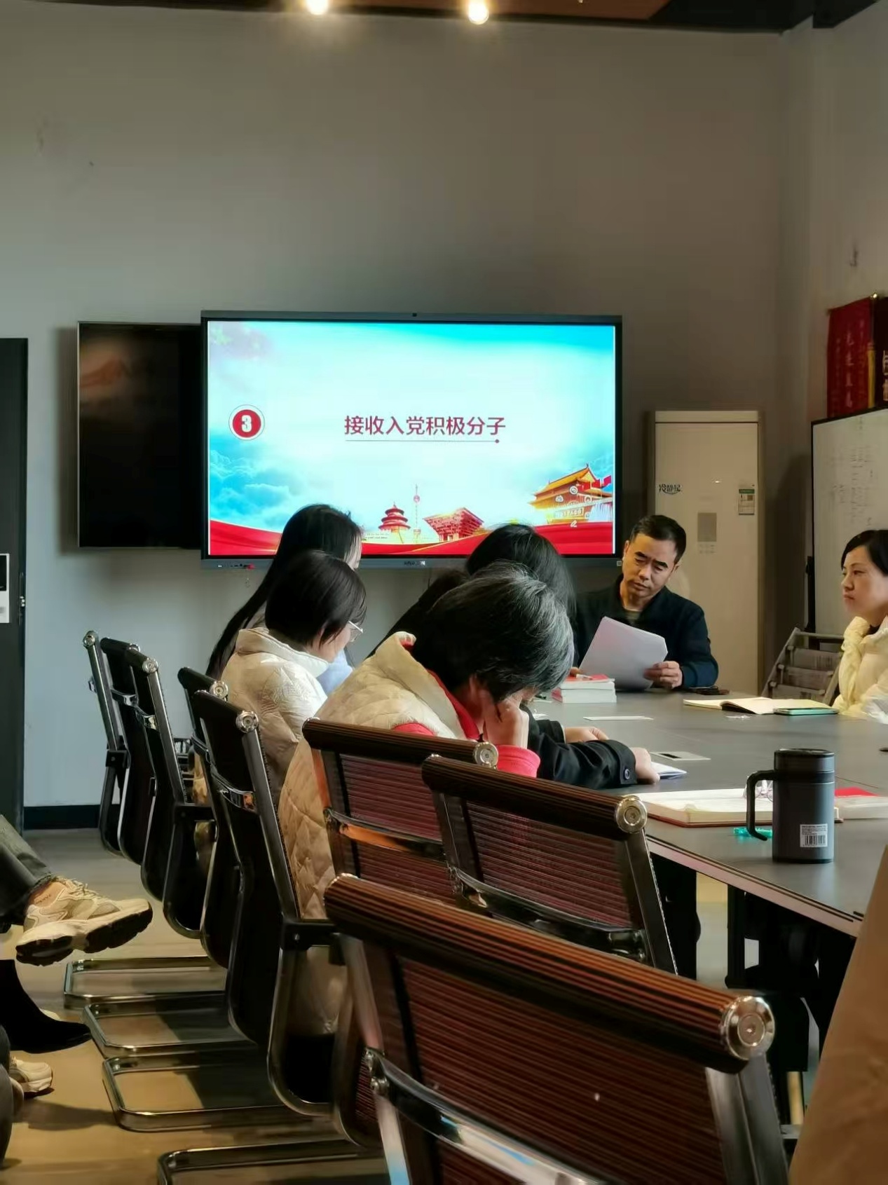 图片包含 室内, 桌子, 电脑, 男人
AI 生成的内容可能不正确。