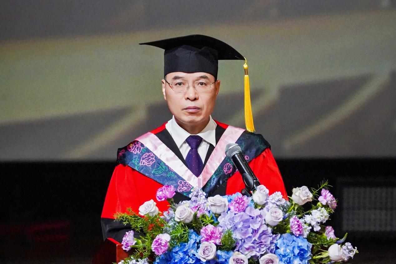 刘校宣读文件