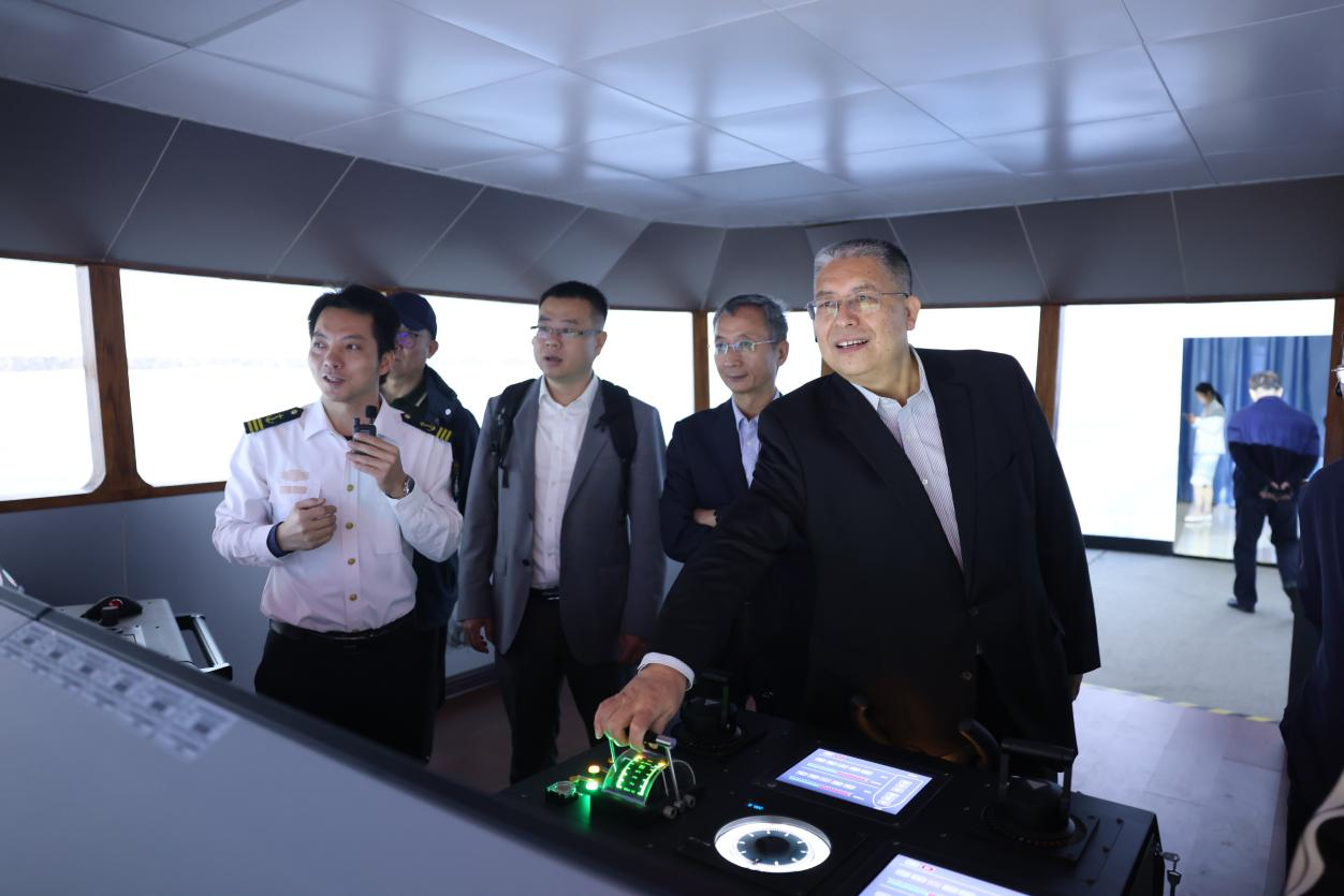 开云官方网站校长张连绪一行参观海事学院360度航海操纵模拟器实训室2