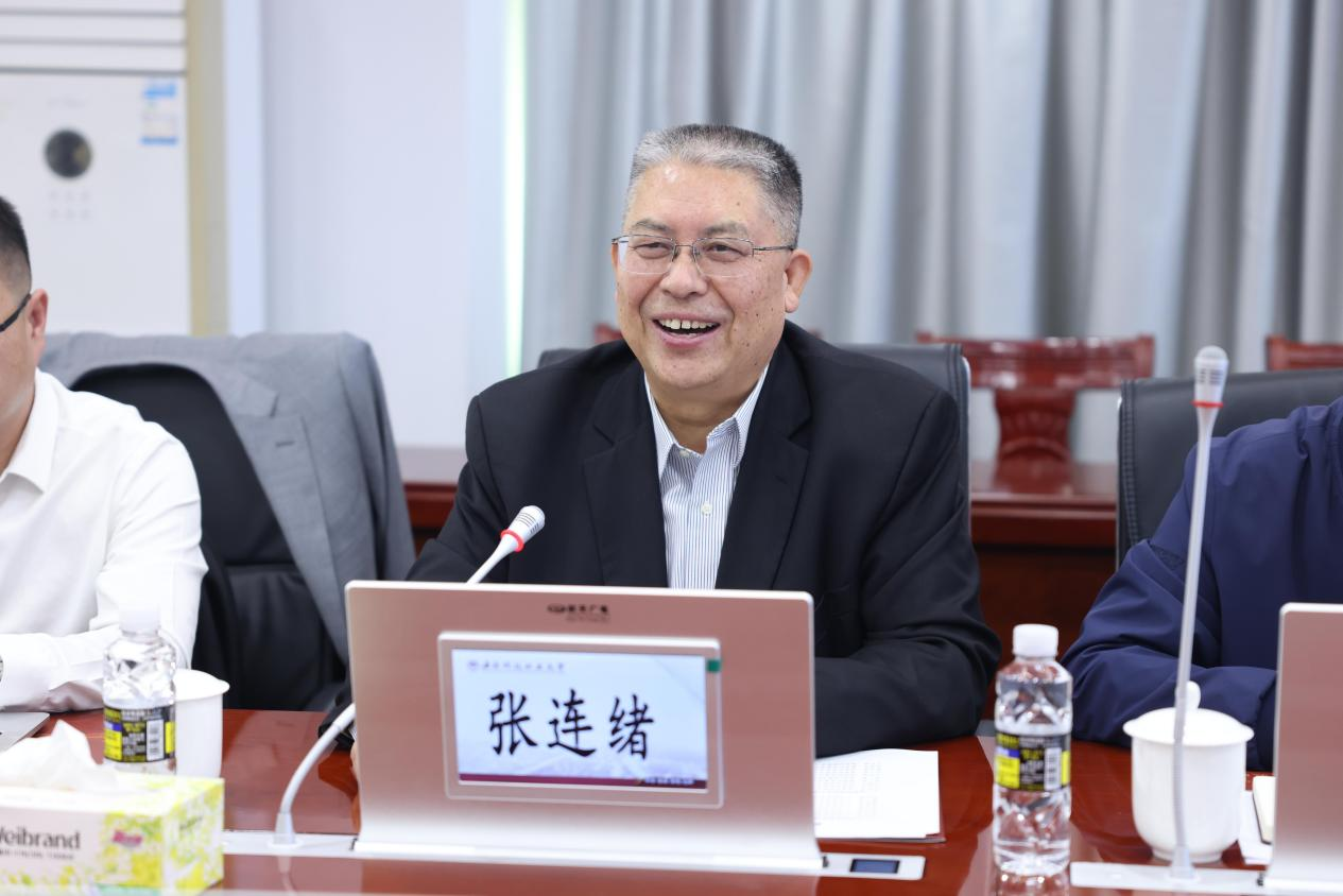 开云官方网站校长张连绪介绍参会人员